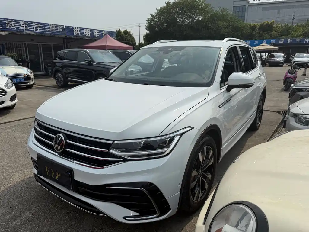 Volkswagen Tiguan L 2023 — фото 1