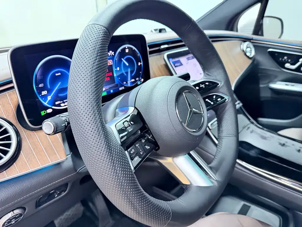 Mercedes-Benz EQE SUV 2023 — фото 17