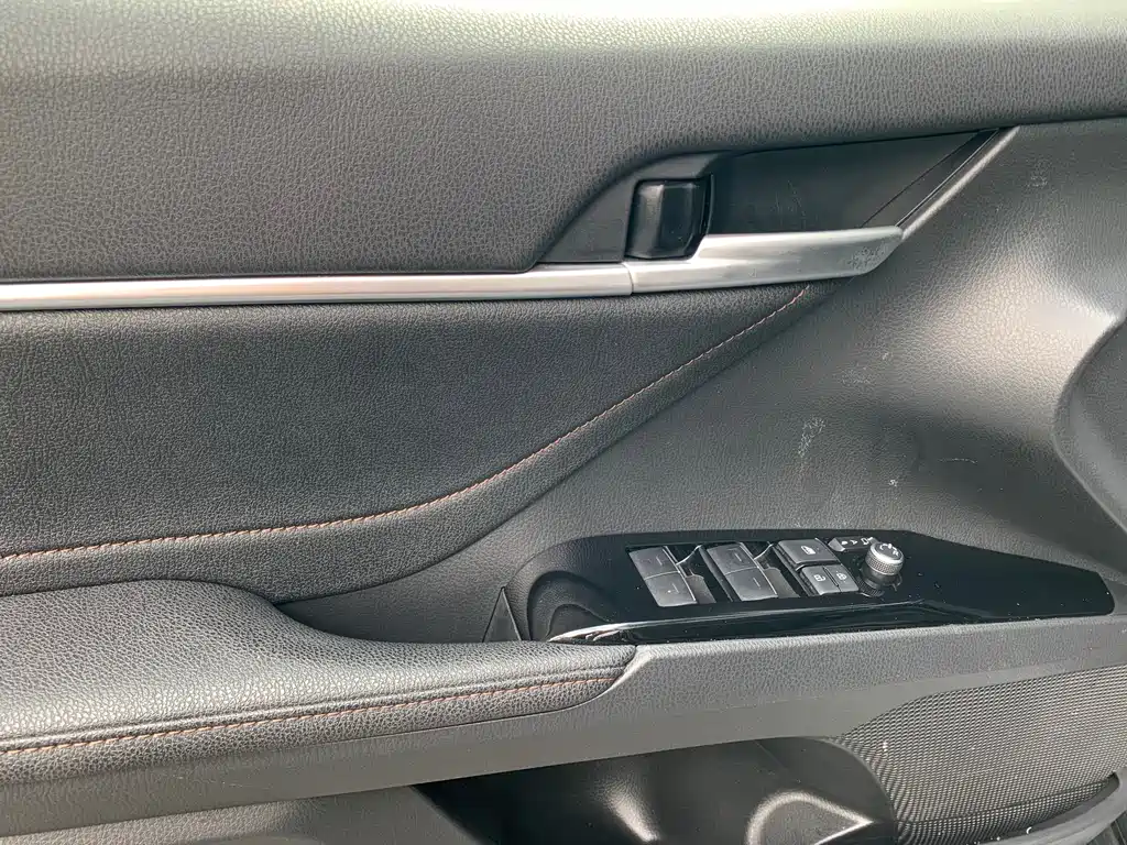 Toyota Camry 2023 — фото 12
