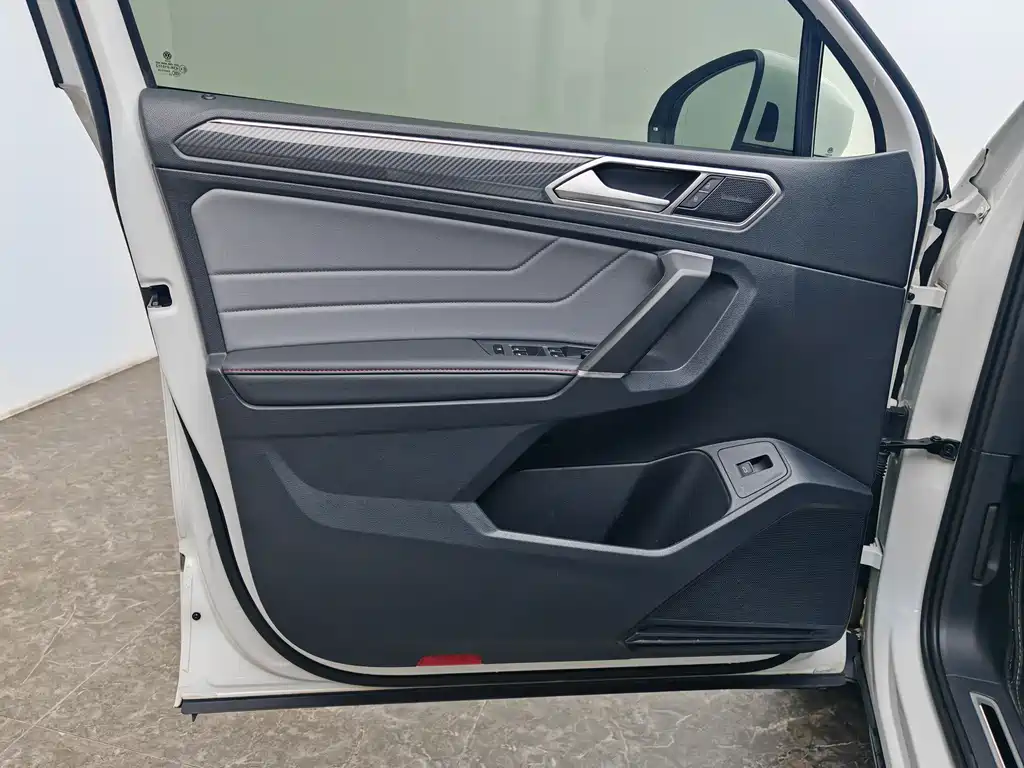 Volkswagen Tiguan L 2023 — фото 19