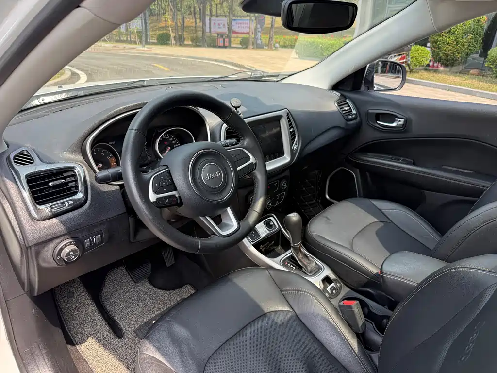 Jeep Compass 2017 — фото 11