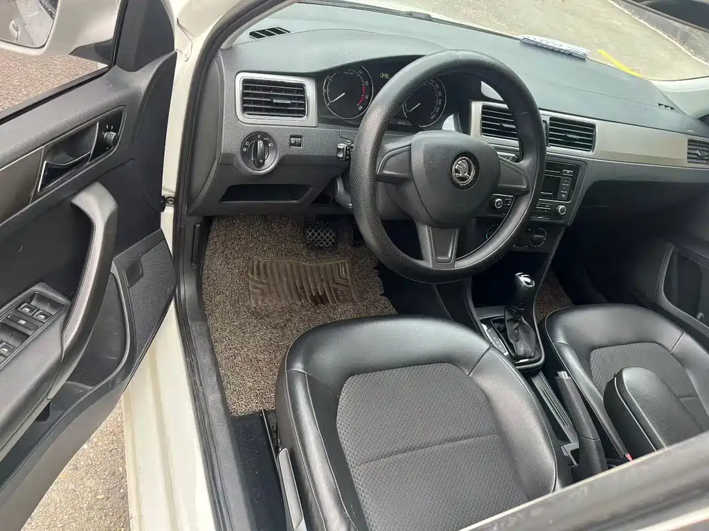 Skoda Rapid Spaceback 2014 — фото 7