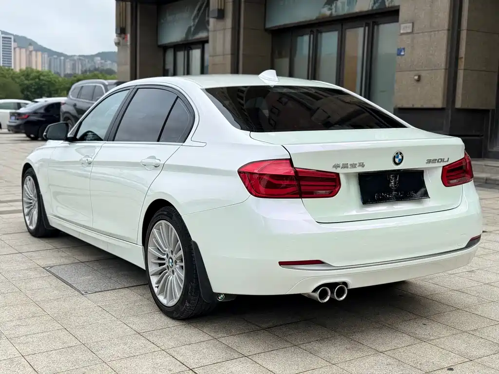 BMW 3 Series 2018 — фото 9
