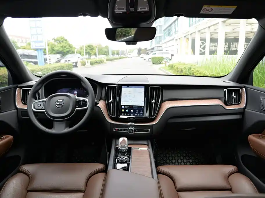 Volvo XC60 2023 — фото 9