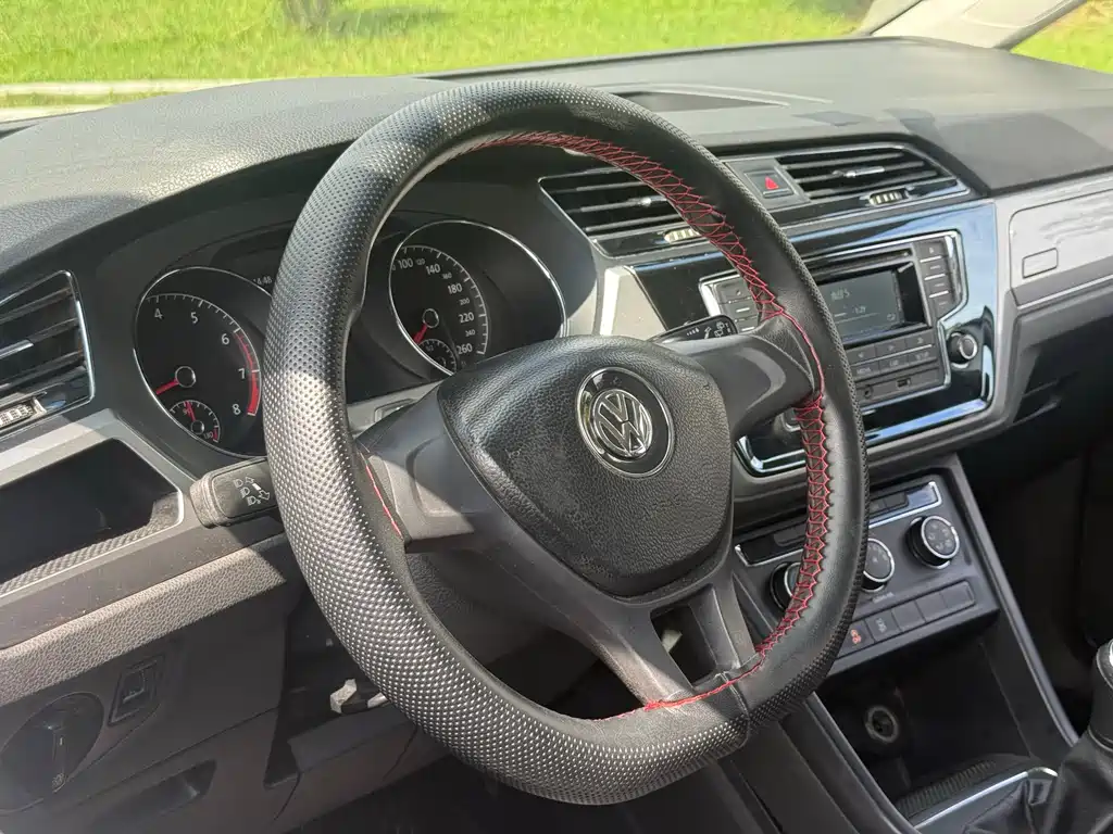 Volkswagen Touran 2017 — фото 18