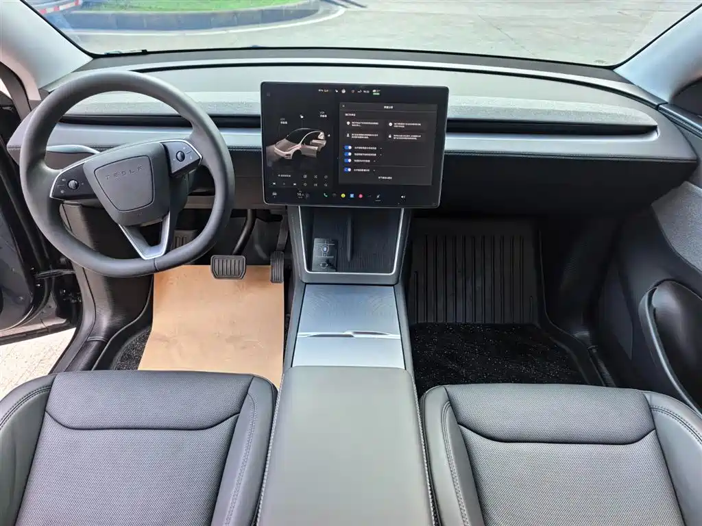 Tesla Model Y 2025 — фото 9