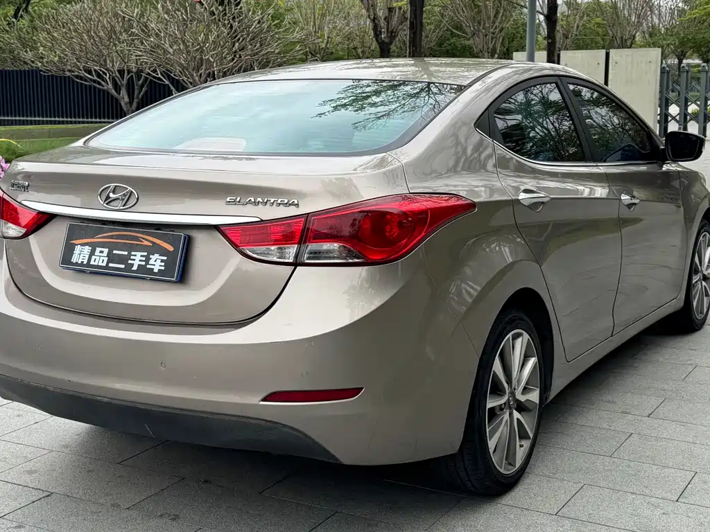 Hyundai Elantra 2016 — фото 18