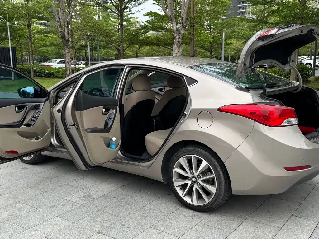 Hyundai Elantra 2016 — фото 10