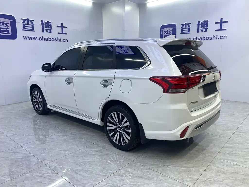 Mitsubishi Outlander 2022 — фото 20