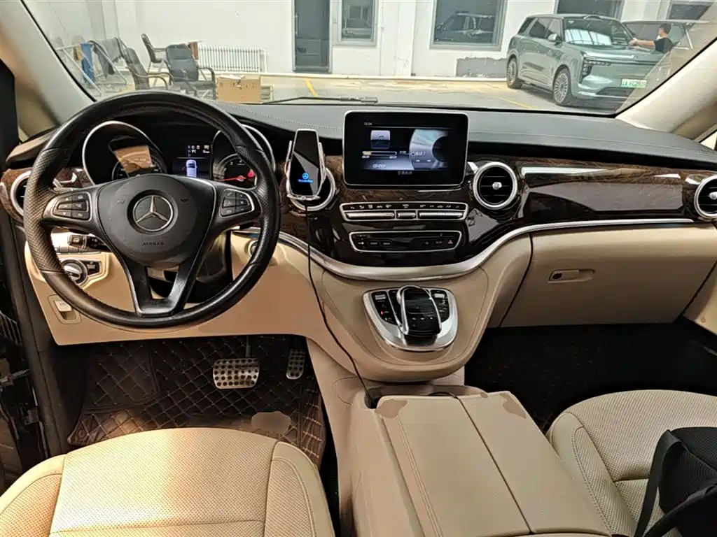 Mercedes-Benz V-Class 2019 — фото 10