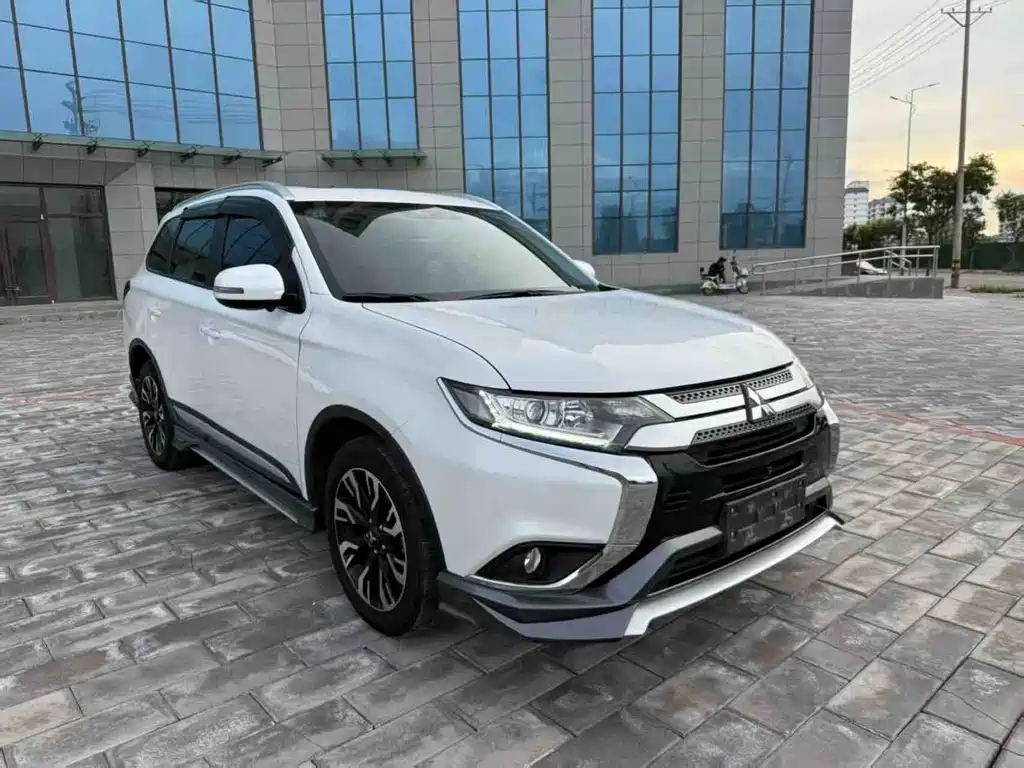 Mitsubishi Outlander 2022 — фото 3