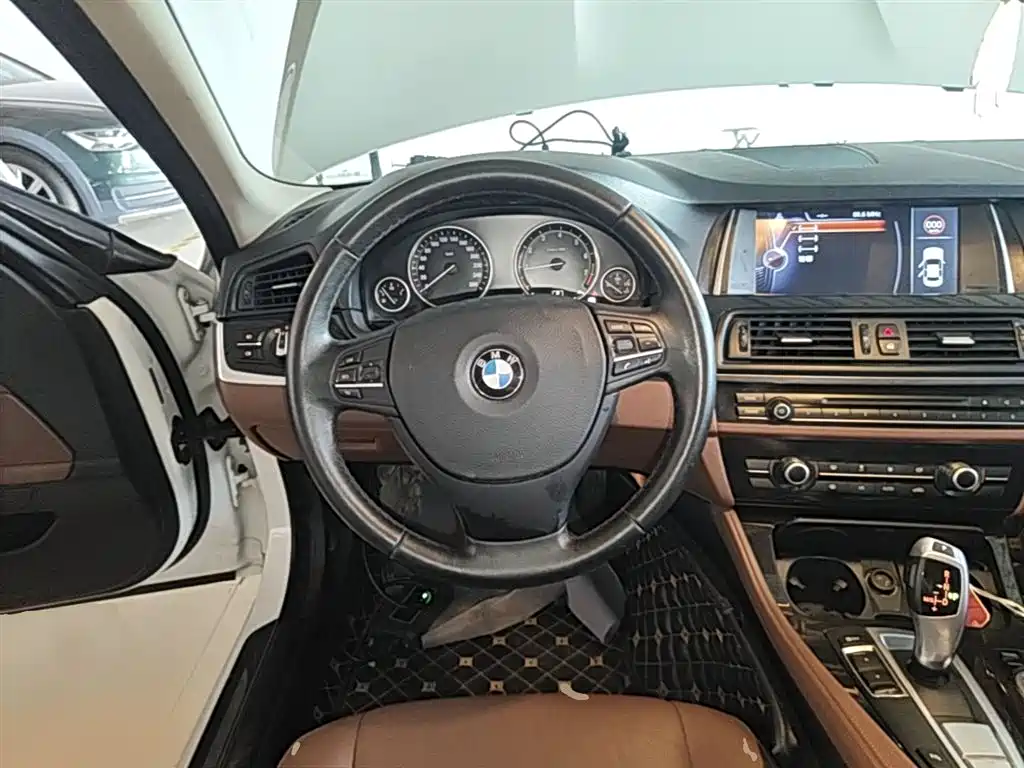 BMW 5 Series 2015 — фото 11