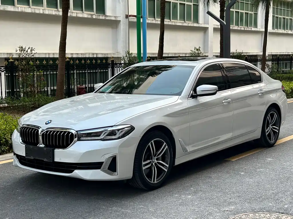 BMW 5 Series 2021 — фото 1
