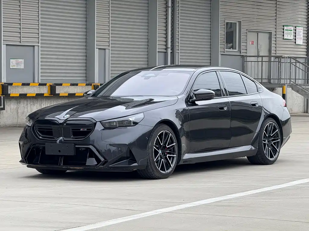 BMW M5 New Energy 2025 — фото 1