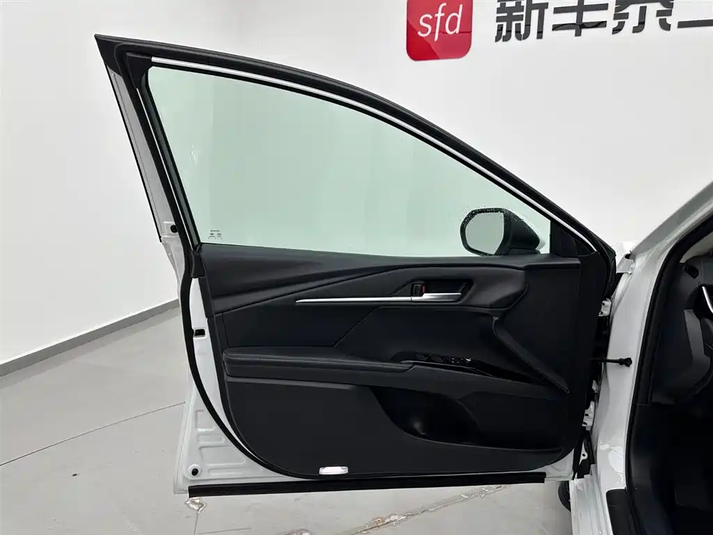 Toyota Camry 2024 — фото 8