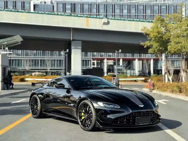 Aston Martin V8 Vantage 2022