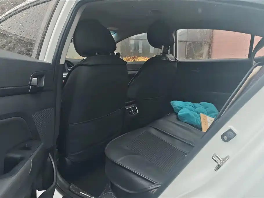 Hyundai Elantra 2018 — фото 11