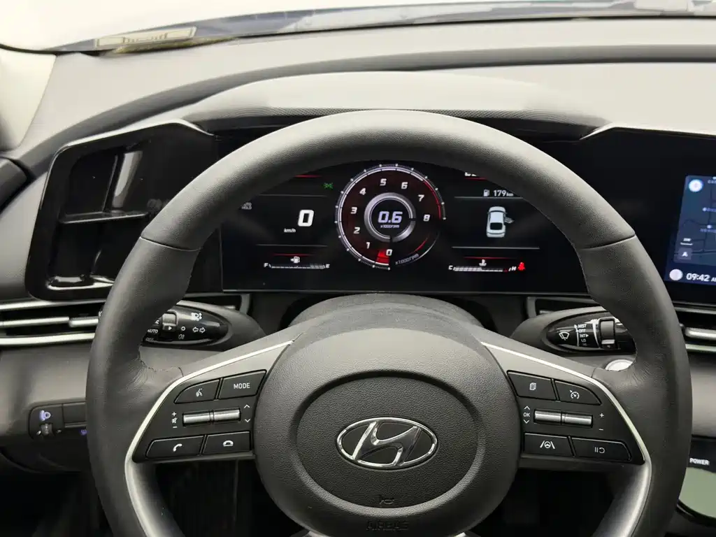 Hyundai Elantra 2022 — фото 17