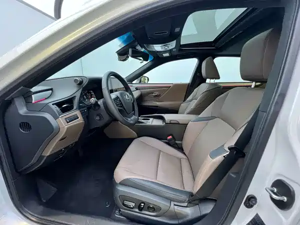 Lexus ES 2025