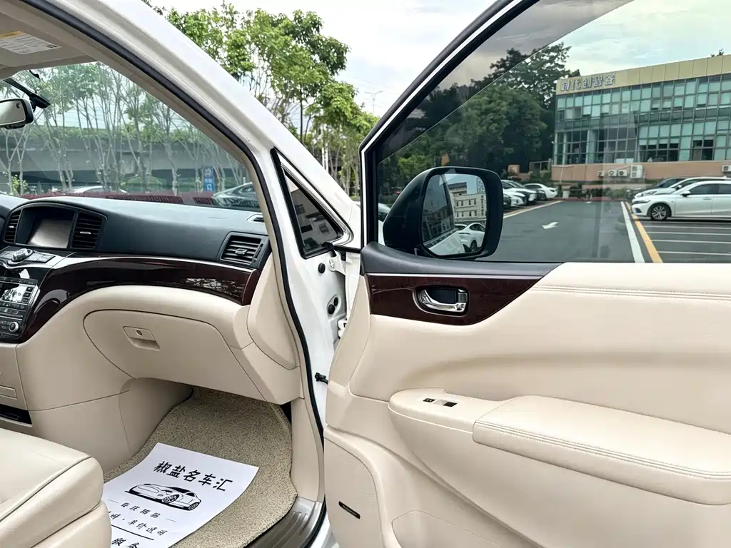 Nissan Quest 2015 — фото 16