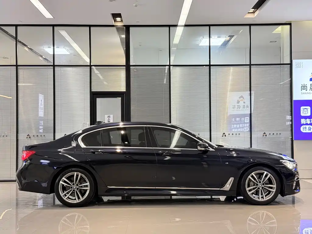 BMW 7 Series 2017 — фото 16