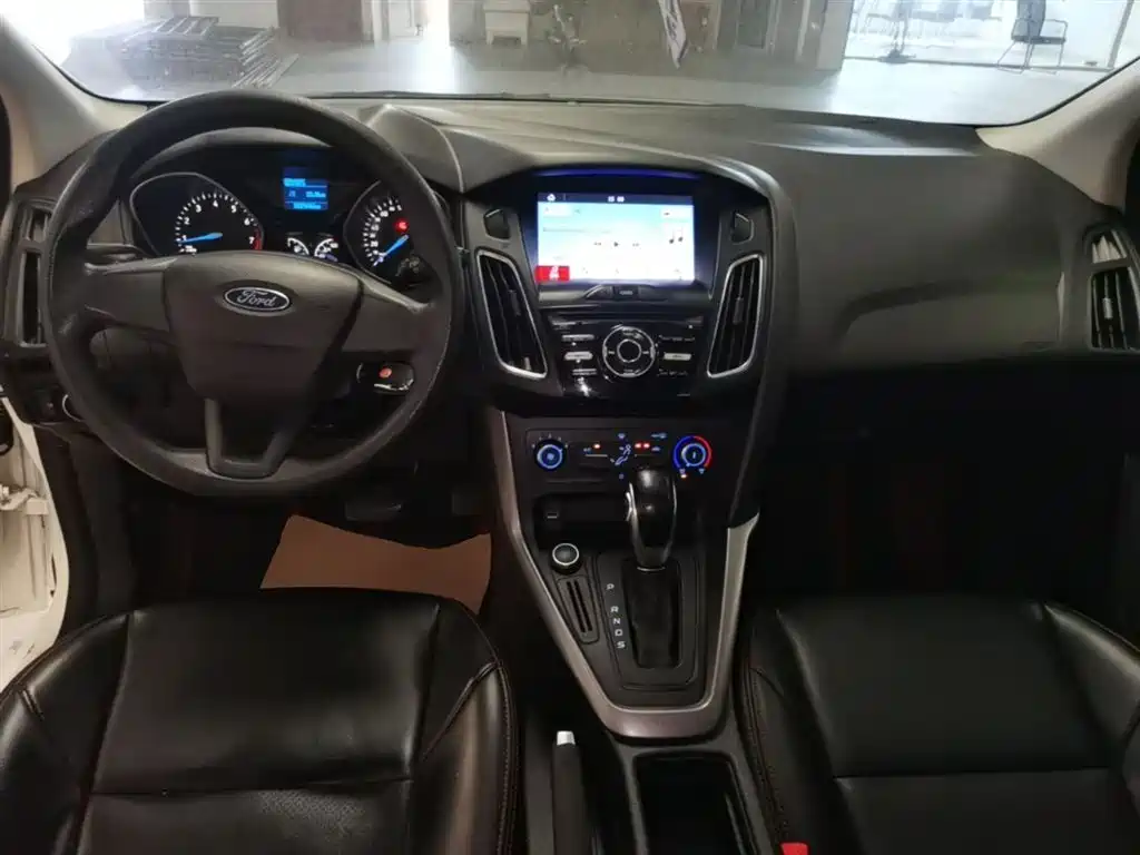 Ford Focus 2018 — фото 10