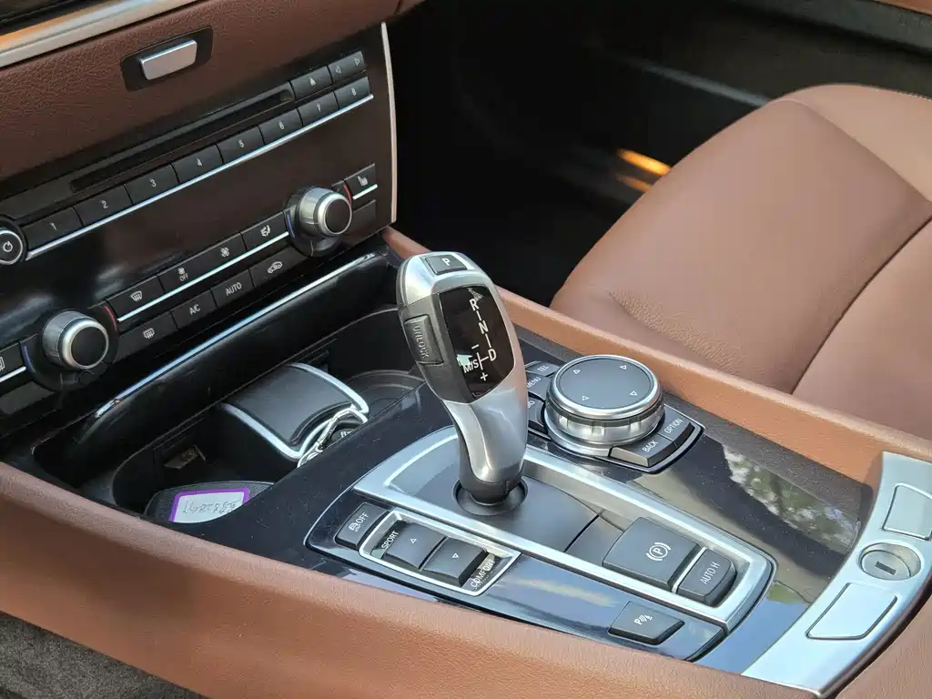 BMW 5 Series GT 2017 — фото 11