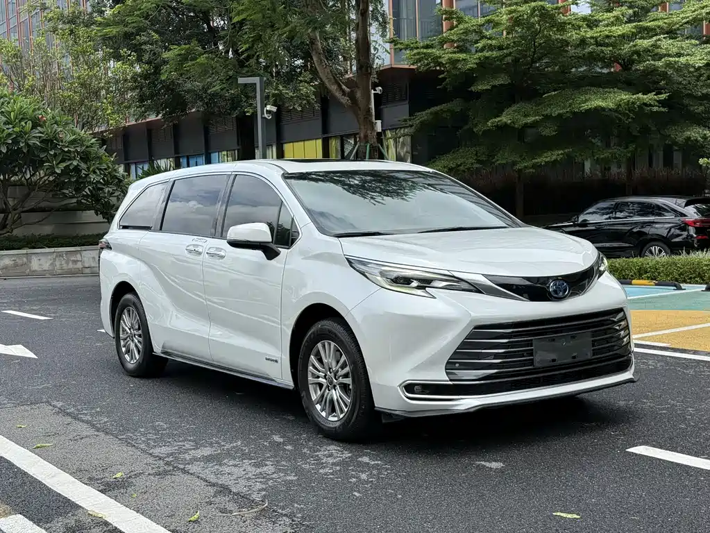 Toyota Sienna 2022 — фото 3