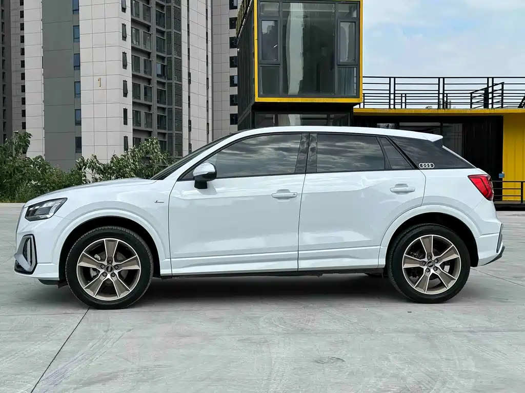 Audi Q2L 2023
