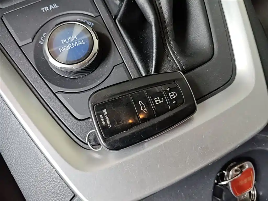 Toyota RAV4 2022 — фото 9