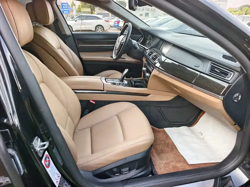 BMW 7 Series 2012 — фото 18