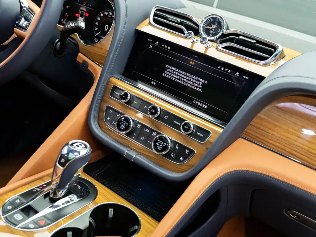 Bentley Bentayga 2025 — фото 18