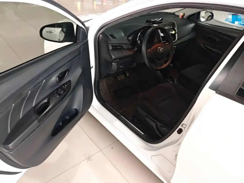 Toyota Yaris L 2017 — фото 16