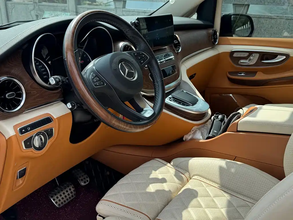 Mercedes-Benz V-Class 2023 — фото 12