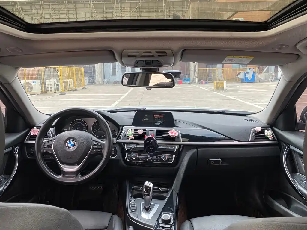 BMW 3 Series 2018 — фото 10