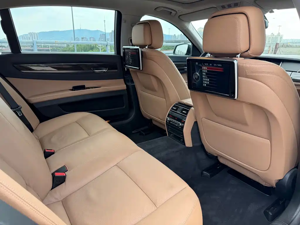 BMW 7 Series 2015 — фото 11