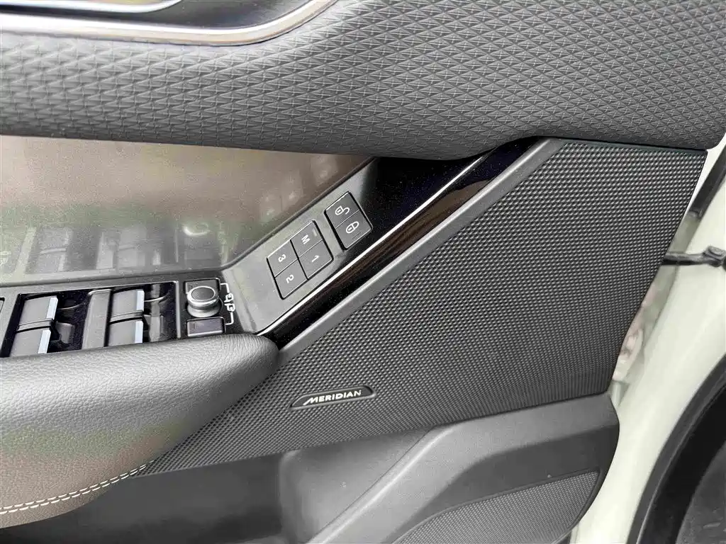 Land Rover Velar 2017 — фото 14