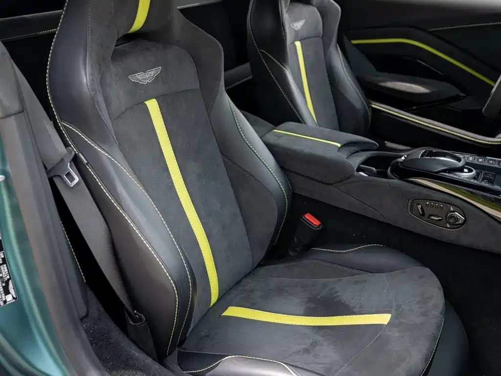 Aston Martin V8 Vantage 2022 — фото 17
