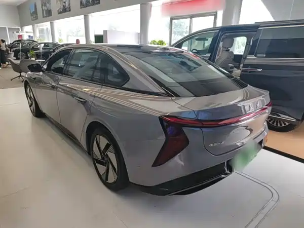Hongqi EH7 2025