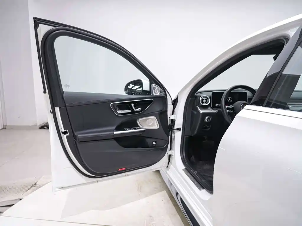 Mercedes-Benz C-Class 2023 — фото 14