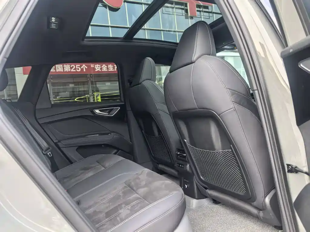Audi Q4 e-tron 2023 — фото 13