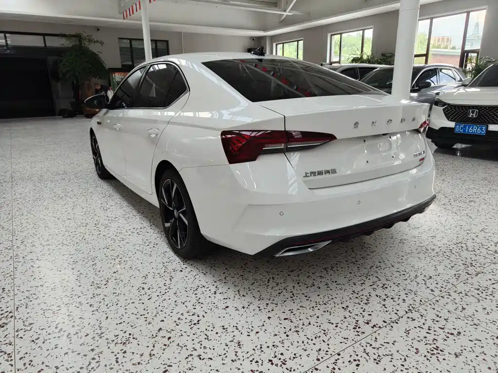 Skoda Octavia 2023 — фото 4