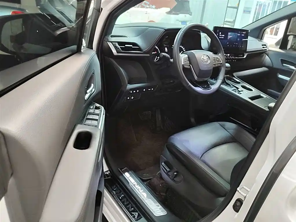 Toyota Sienna 2023 — фото 16