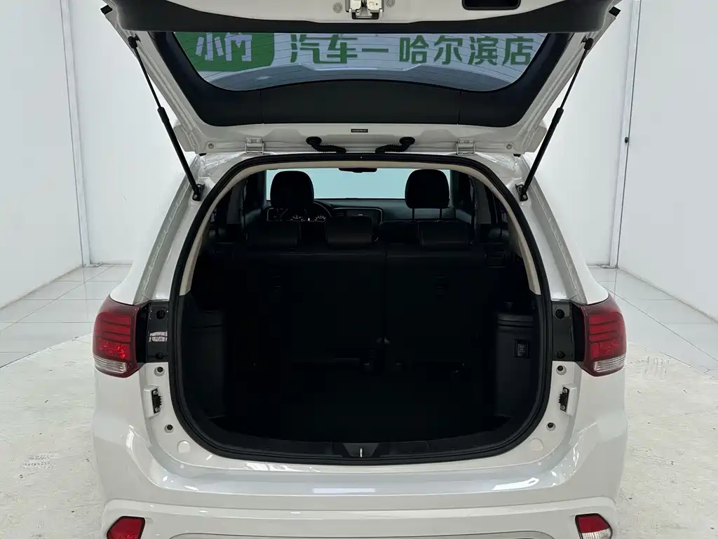 Mitsubishi Outlander 2023 — фото 16