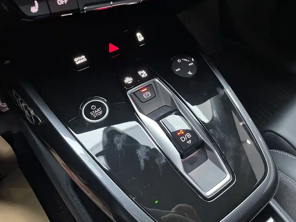 Audi Q4 e-tron 2025 — фото 10