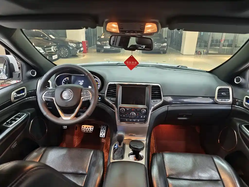 Jeep Grand Cherokee 2017 — фото 12