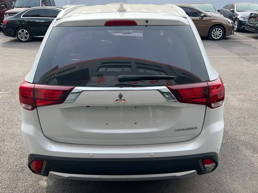 Mitsubishi Outlander 2018 — фото 12