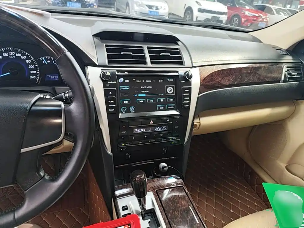 Toyota Camry 2015 — фото 10
