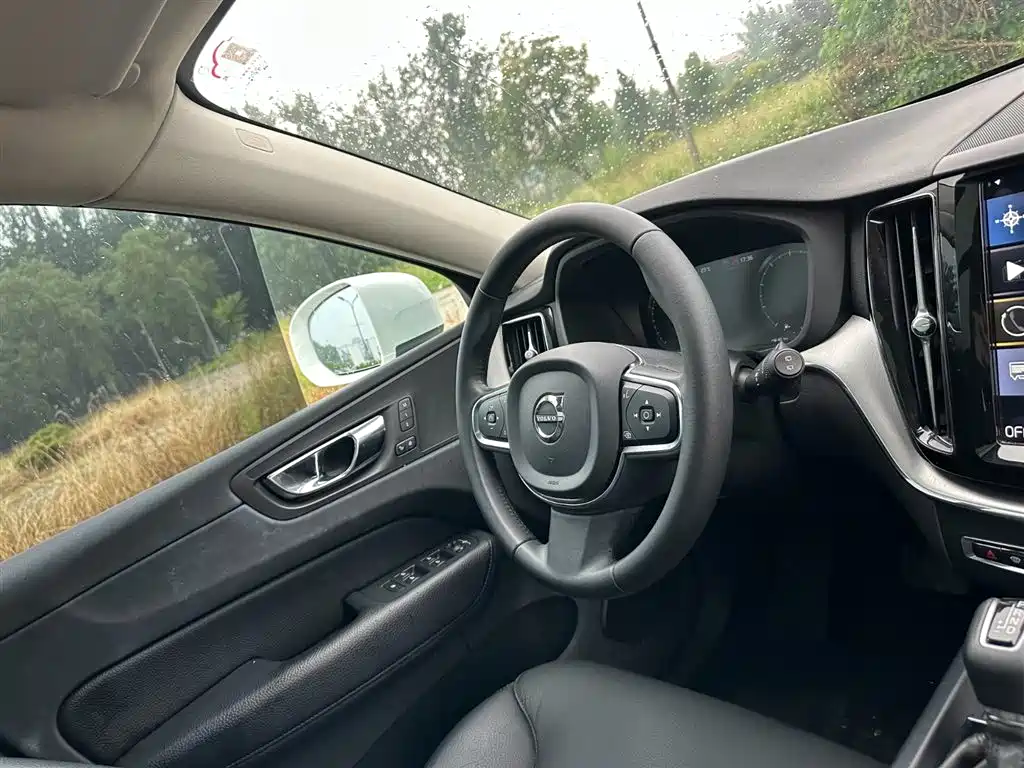 Volvo XC60 2019 — фото 20