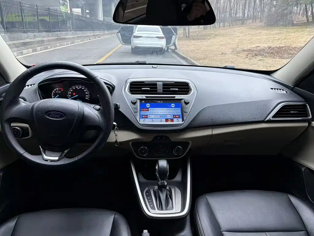 Ford Escort 2017 — фото 11
